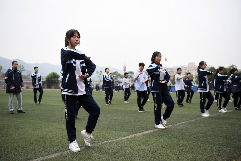 5月13日,重庆市凤鸣山中学的学生在体育课上学习太极拳