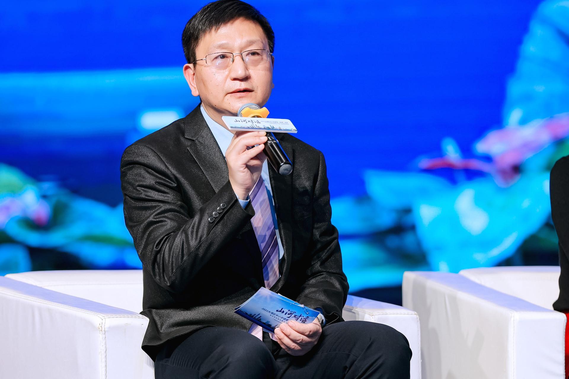 中学德育沙龙主持人,天河区外国语学校校长胡东