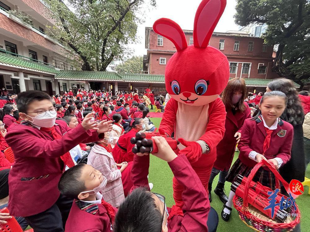 视频文德路小学建校90周年启动仪式拉开序幕长卷轴书写创意祝福