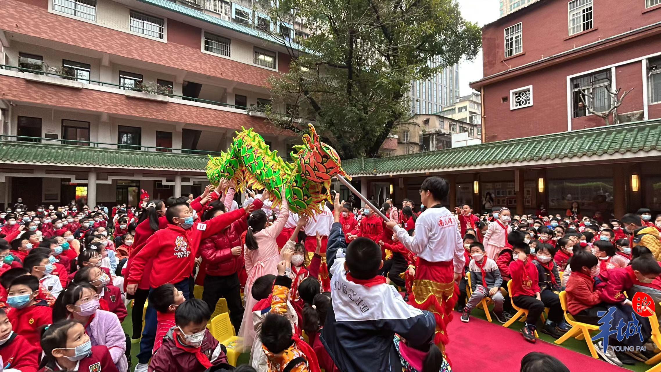 视频文德路小学建校90周年启动仪式拉开序幕长卷轴书写创意祝福
