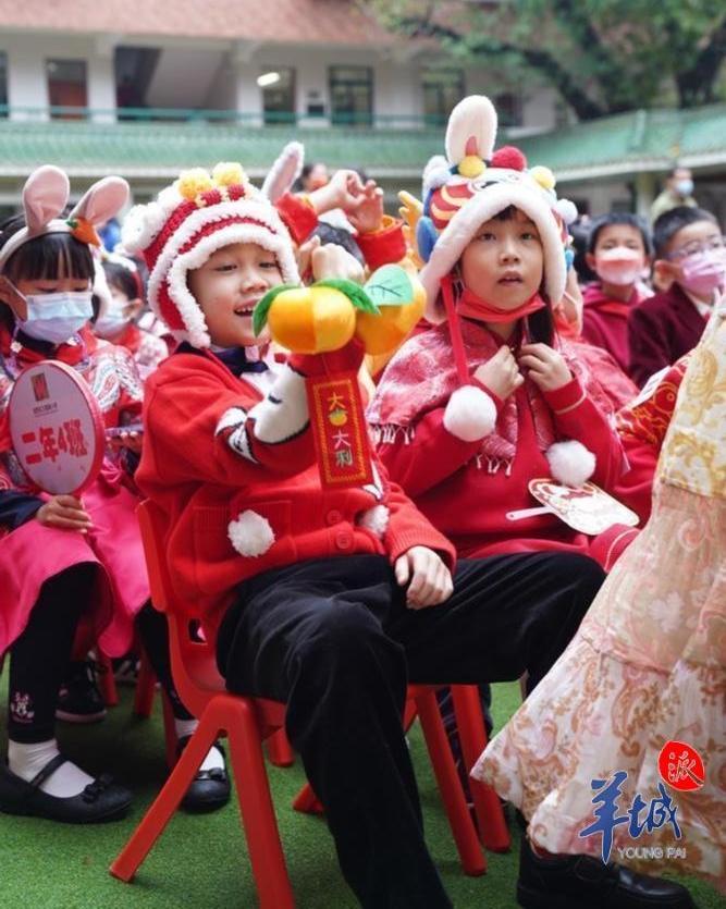 开学典礼上的孩子们身着红色盛装,头戴"兔子帽",洋溢着新学期的喜悦