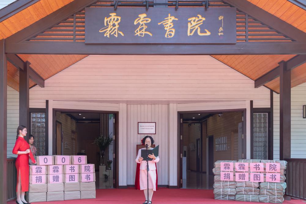 图书馆副馆长钟伟珍主持活动.jpg