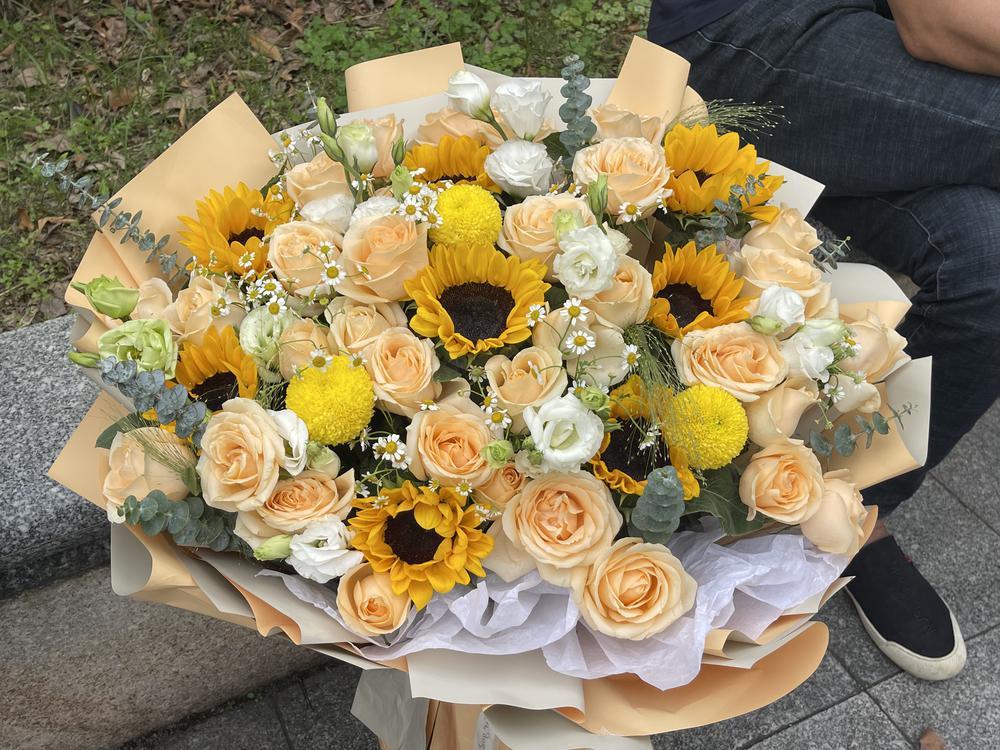 家长准备的大型花束.HEIC-2023-05-04-01-12-04-482.jpg