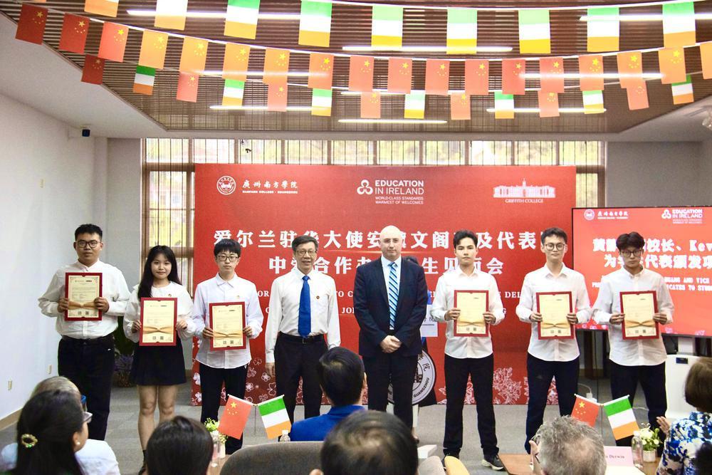 5.为首届中爱合作办学项目学生代表颁发项目录取通知书.jpg