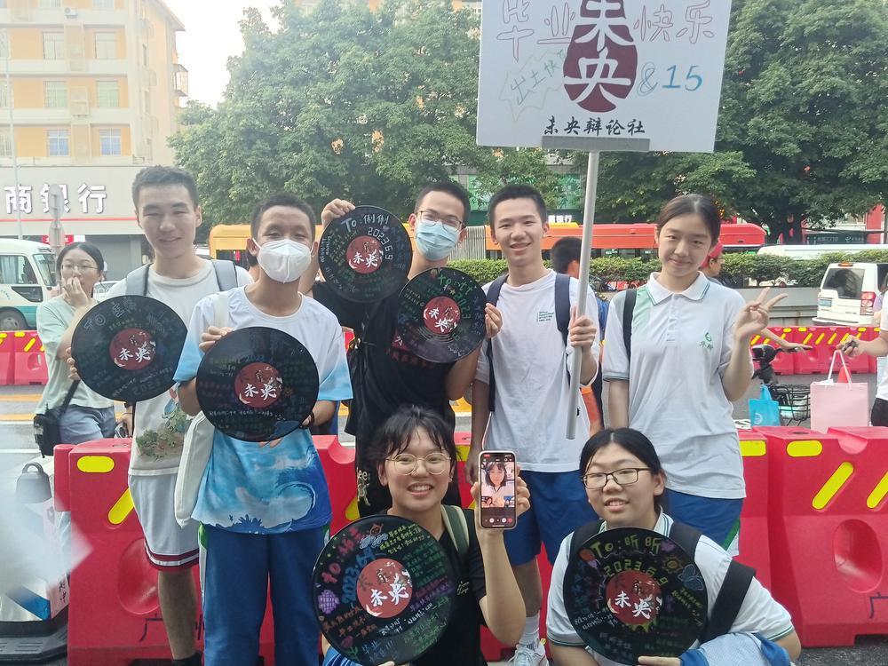 高考结束后的空间表白诗_什么鲜花能祭奠远方去世的亲人_一考生开心出考场