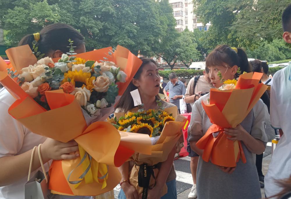 一考生开心出考场_什么鲜花能祭奠远方去世的亲人_高考结束后的空间表白诗