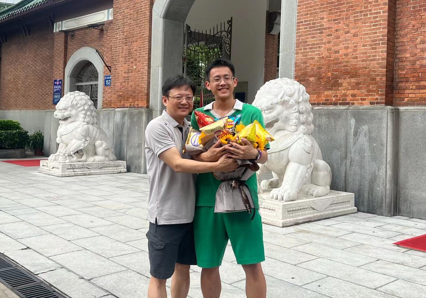 什么鲜花能祭奠远方去世的亲人_高考结束后的空间表白诗_一考生开心出考场
