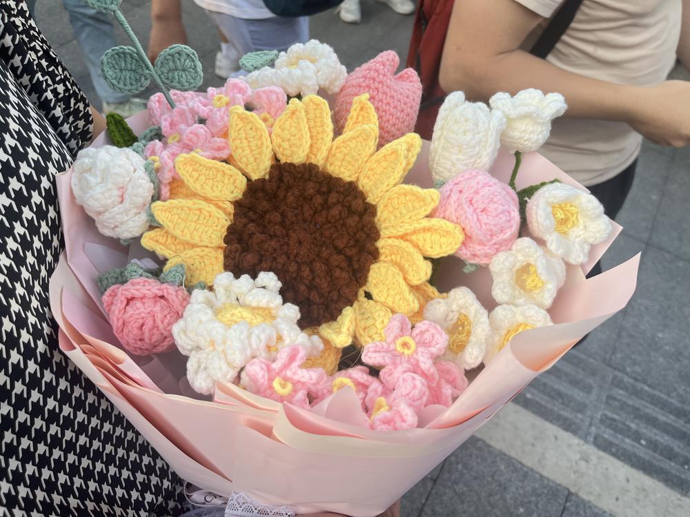一考生开心出考场_什么鲜花能祭奠远方去世的亲人_高考结束后的空间表白诗