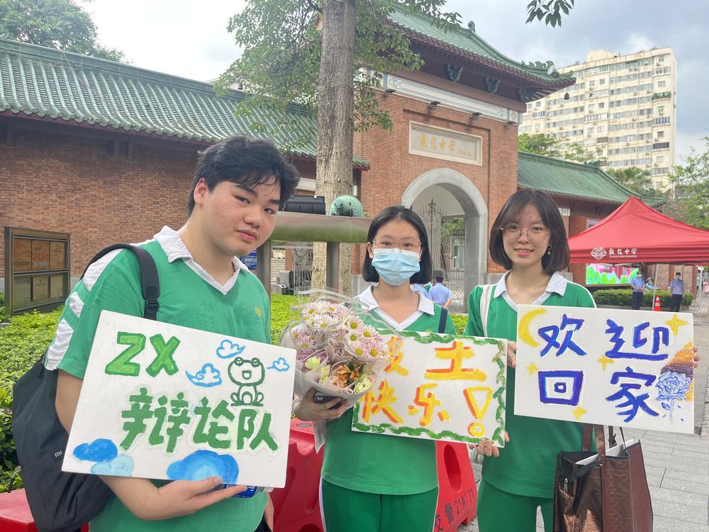 什么鲜花能祭奠远方去世的亲人_高考结束后的空间表白诗_一考生开心出考场