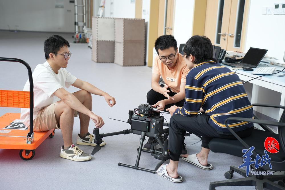 智能工程学院的学生研究无人机（甘卓然摄影）.JPG