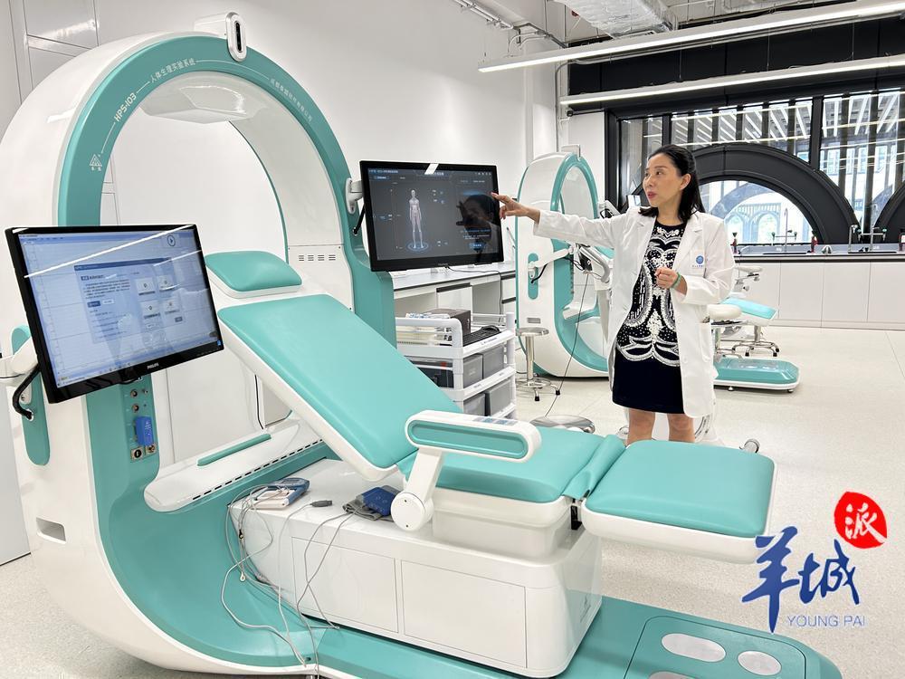 医学院基础与临床医学教学实验室主任谭红梅教授介绍动物机能学实验室情况（陈亮摄影）.jpg