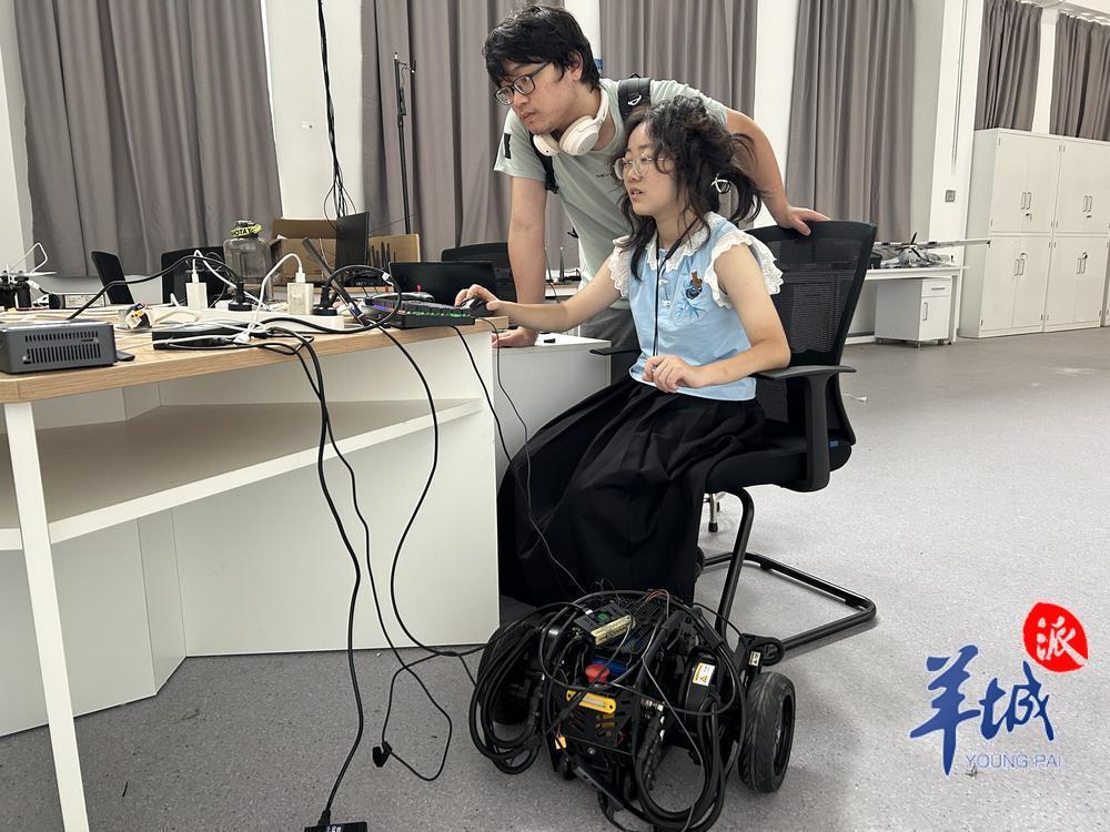 付皓然同学（右）操控轮腿机器人（陈亮摄影）.jpg