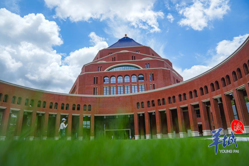 中山大学深圳校区图书馆 羊城晚报记者 梁喻 摄.jpg