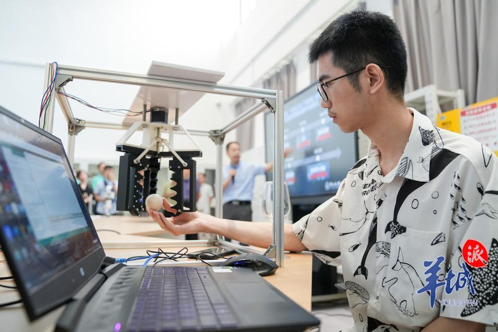 中山大学深圳校区智能工程学院的无人系统控制技术实验室内，学生操作自主设计的软体夹爪 羊城晚报记者 梁喻 摄.jpg