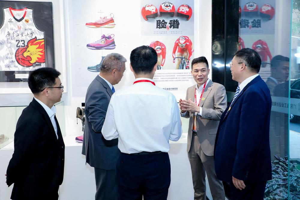 领导和嘉宾参观展览馆.jpeg