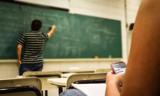 多地出台政策“留住教师”，会适得其反吗？