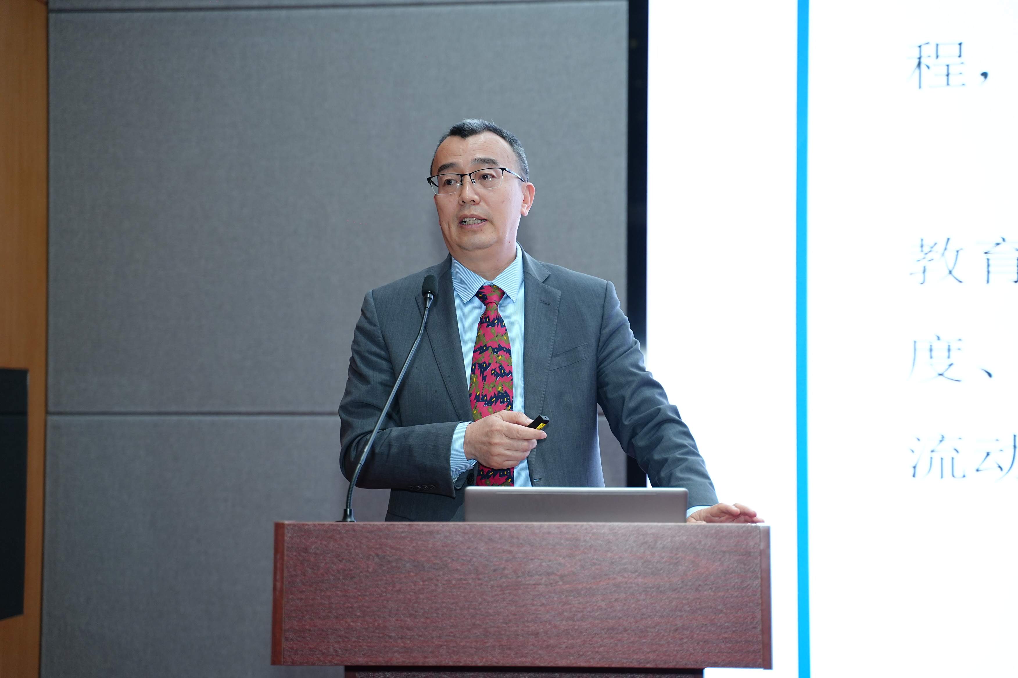 华南师范大学教育科学院院长李盛兵教授发言.jpg