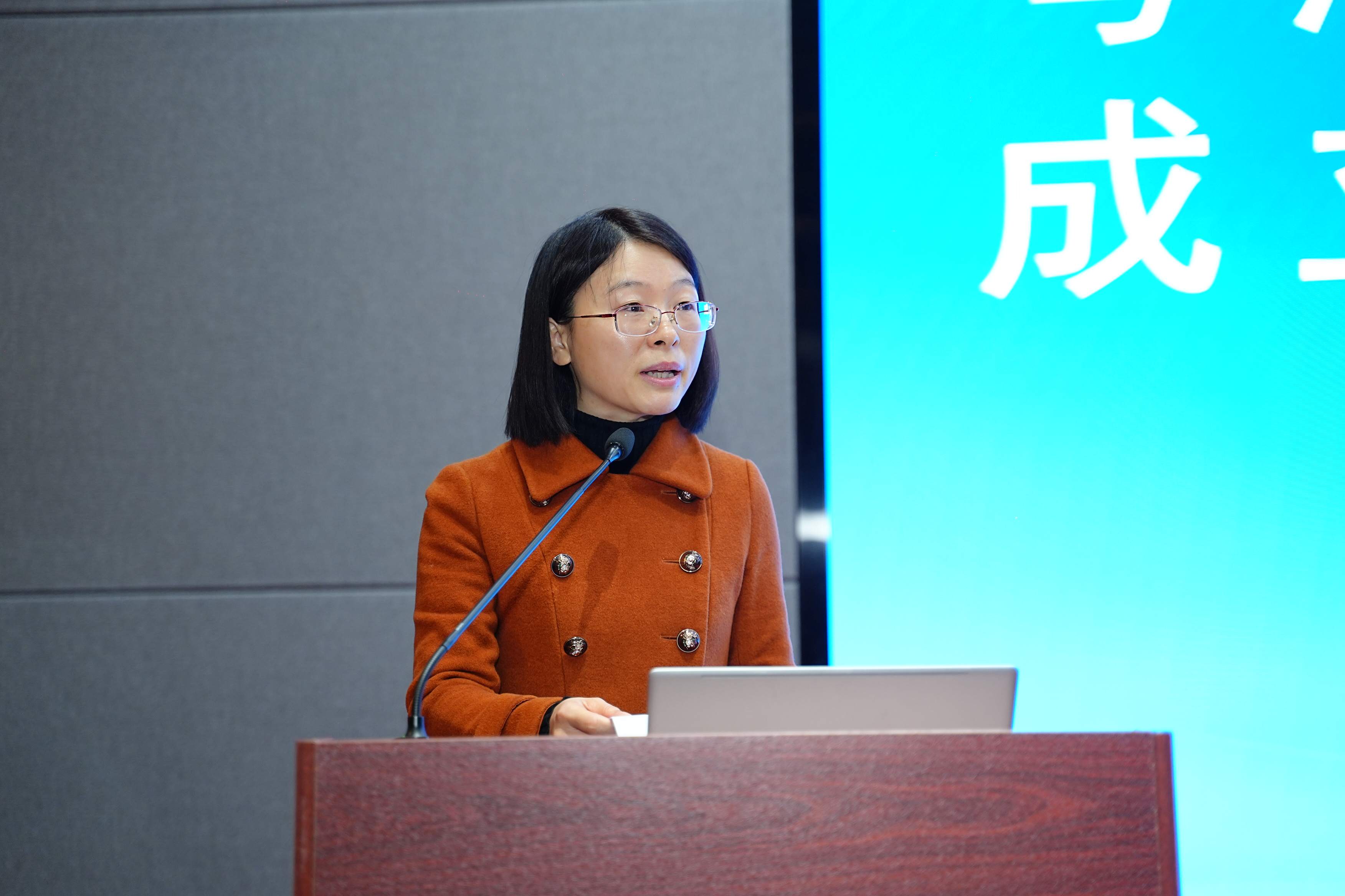 开幕式主持人陈秀珊书记发言.jpg