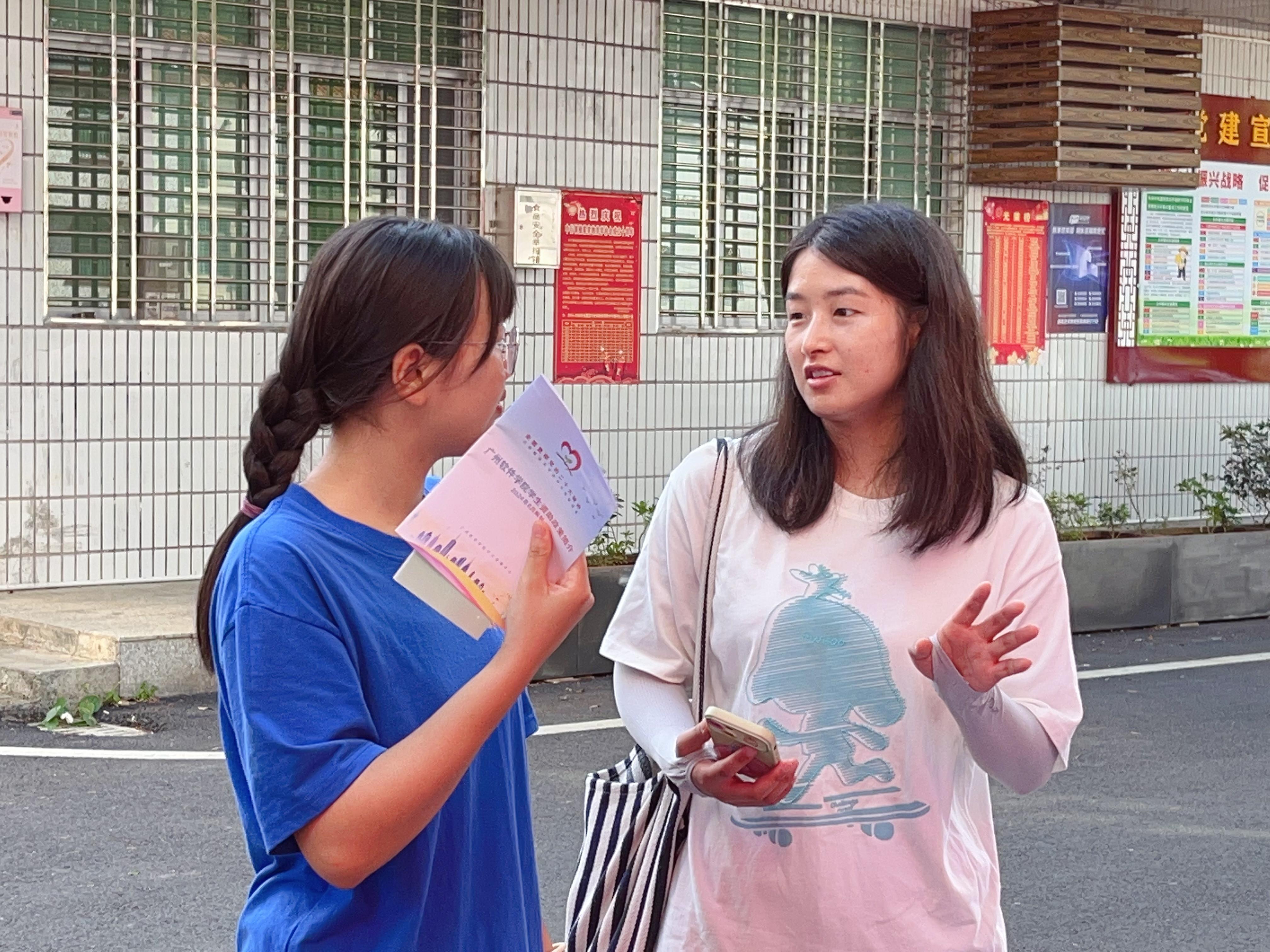 实践队向当地居民宣传国家资助政策.jpg