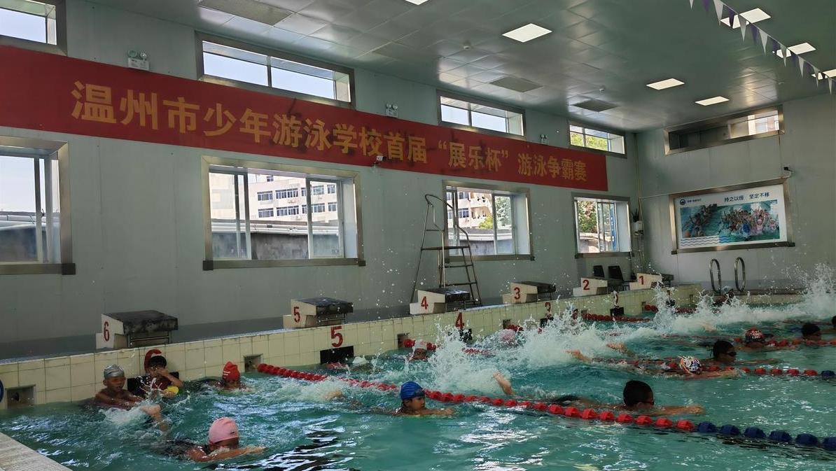  The two coaches revealed Pan Zhanle's childhood swimming experience: the punishment for bad swimming is "no swimming", and practice more long distance to improve short distance performance