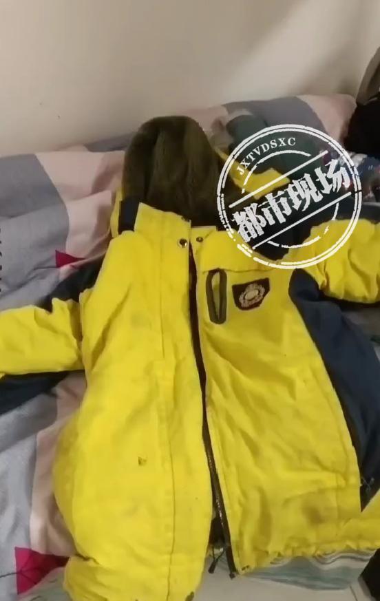 学生旧冬季校服填充物是碎布垃圾？当地教体局回应OB电竞平台(图2)