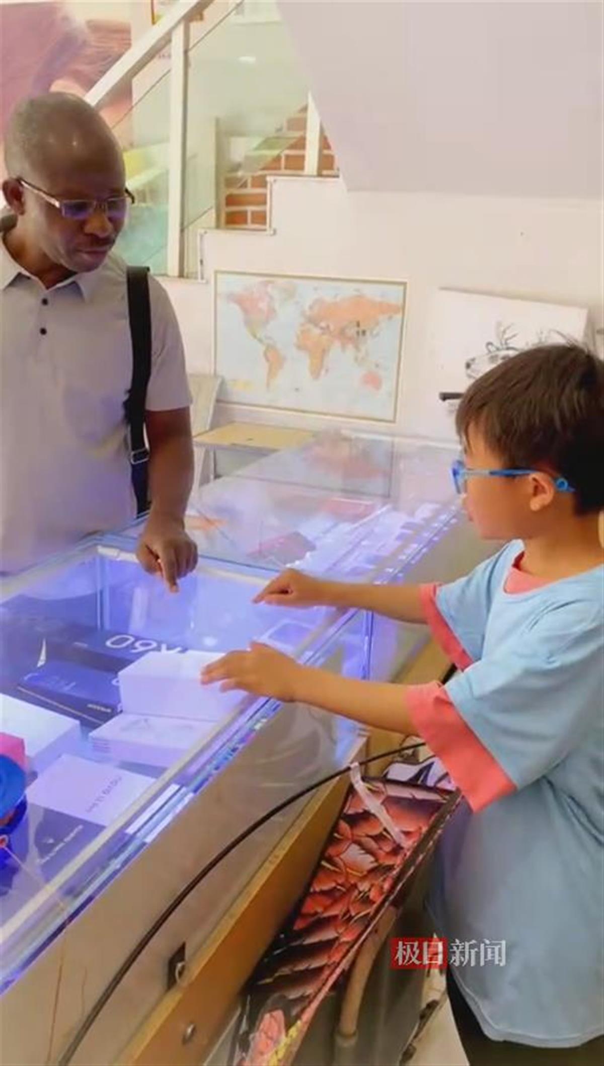 张茗轩用英语卖手机给外国客人(受访者视频截图)