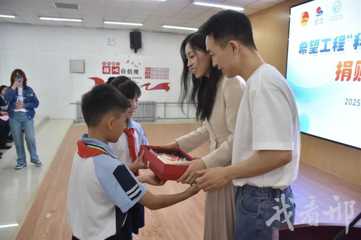 不要彩礼不回嫁妆不办酒席河北“95后”夫妻省下166DB电竞登录万捐建实验室收到三份“特别礼物”(图3)