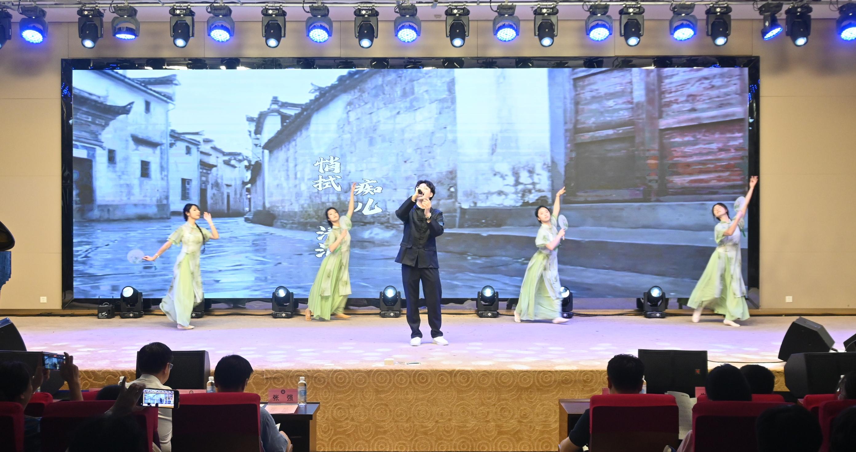 7《金缕曲·兰蕙初心》-演唱黎恒汉校友.JPG