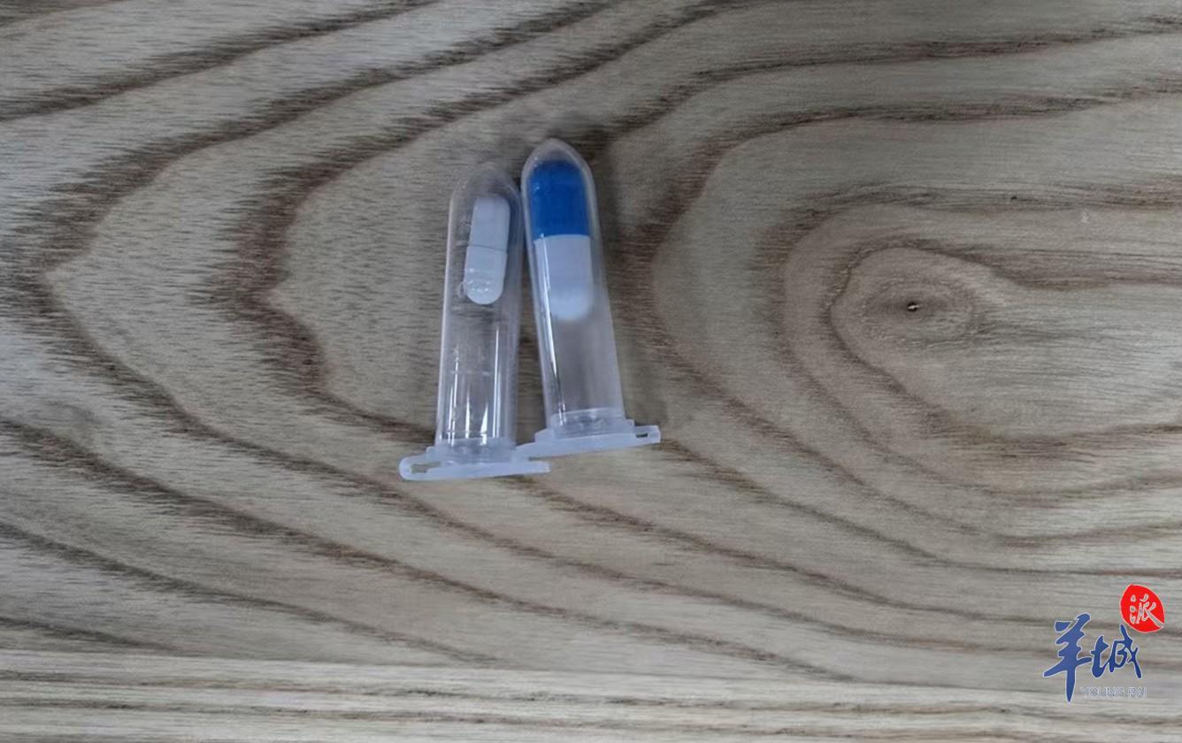 记者托人在境外网络平台购买的闪莓（左）和N-Benpinmine（右）.jpg