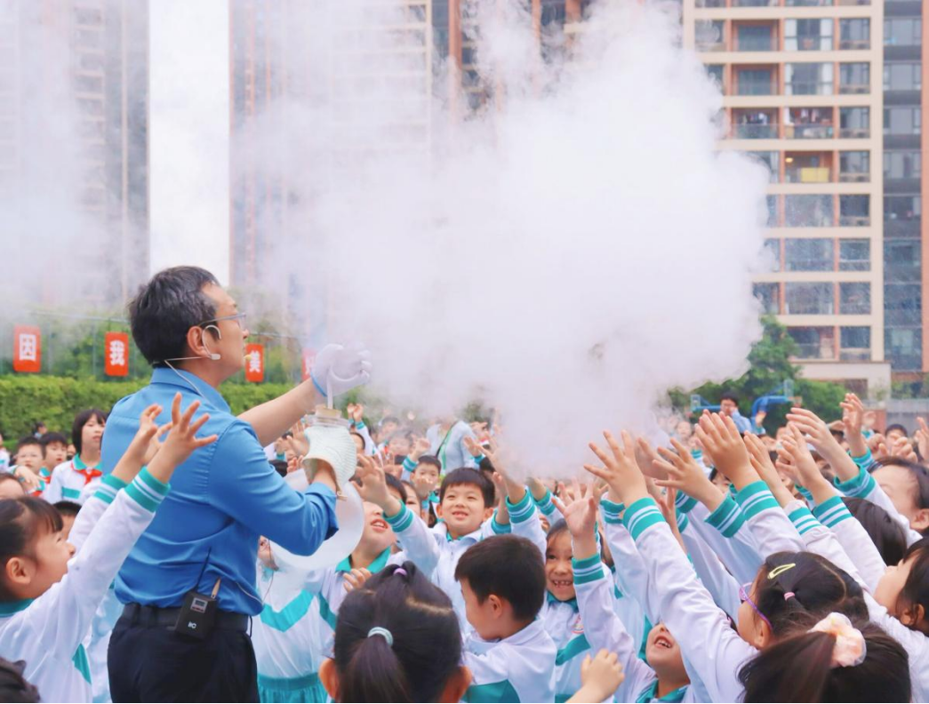 体育东教育集团开学“创”翻新学期(图2)