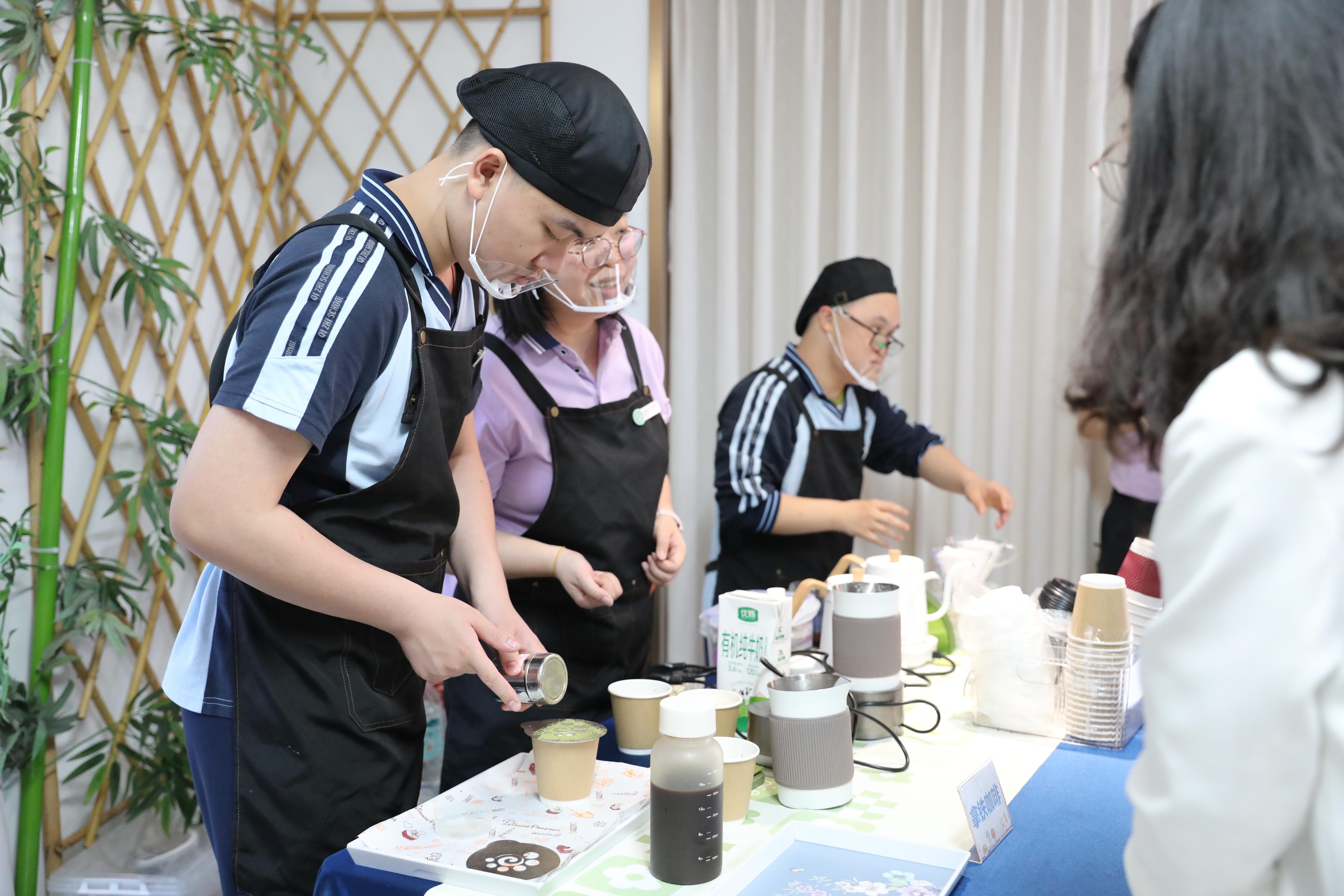 如何学会接纳让孤独症孩子向阳而行?|小杰探现场(图1)