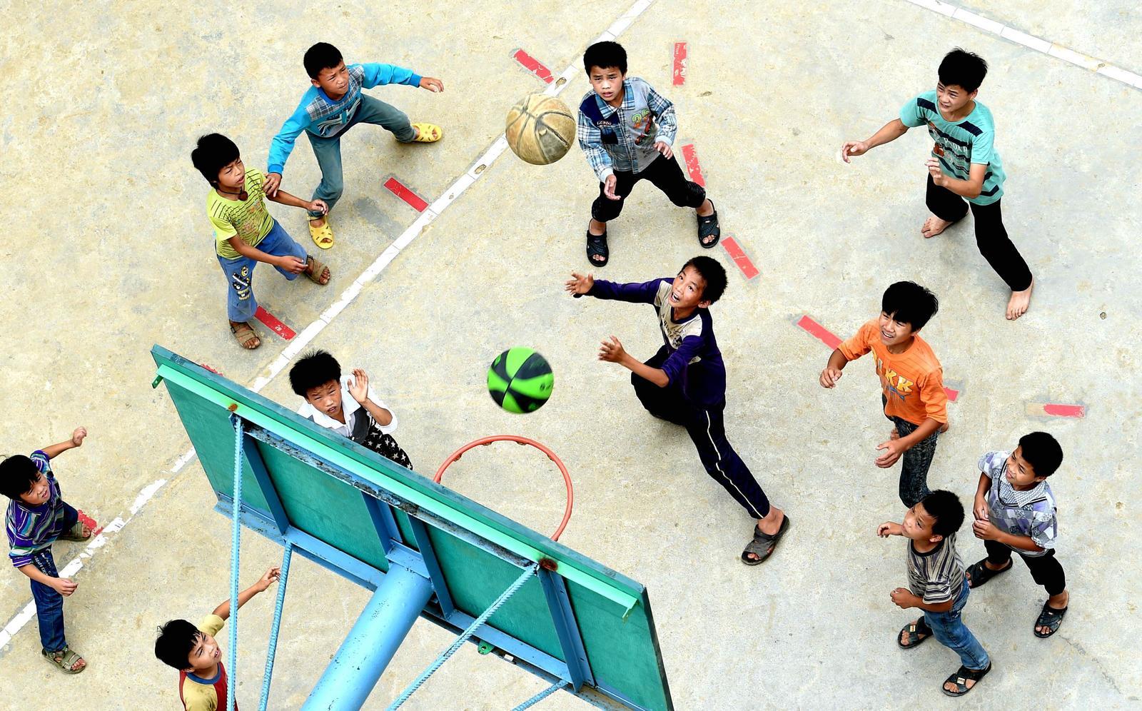 独家报告|广东中小学体育调研报告发布近视率较2020年下降33%(图1)