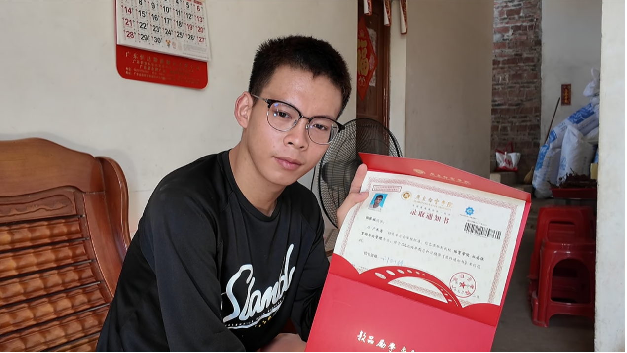 手握通知书心向篮球场！独臂少年张家城开启大学之路(图1)